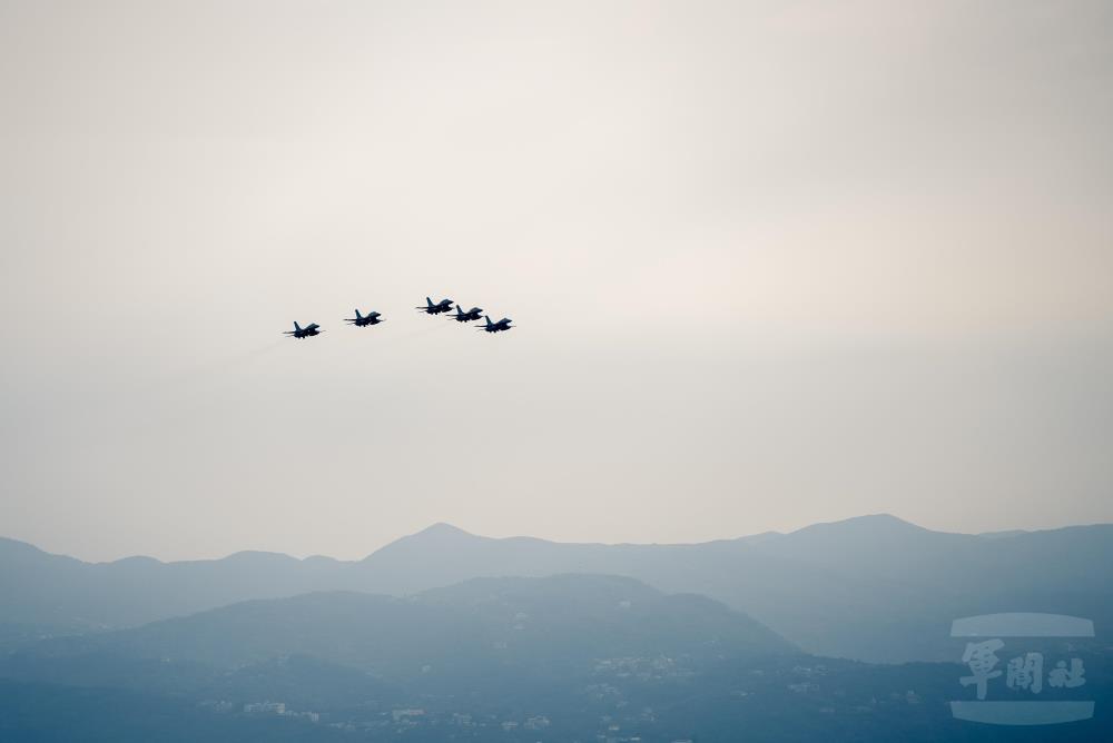 戰機編隊通過臺北市上空。（軍聞社實習記者王逸倫攝）