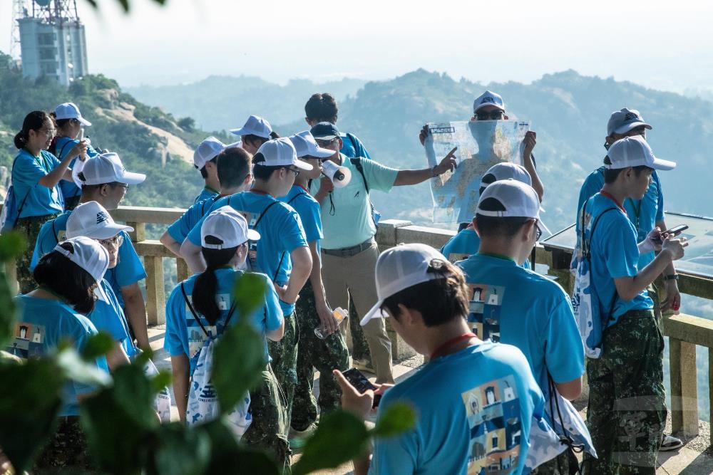 學員飽覽金門戰地風情。（軍聞社記者王茗生攝）