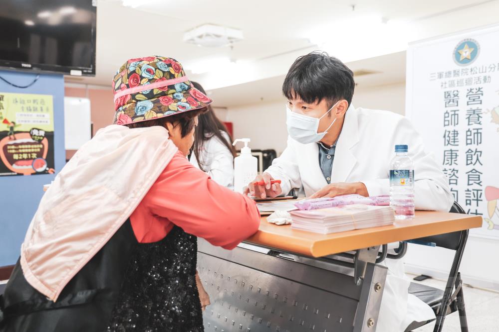 三總松山分院醫護人員進行巡迴醫療。（軍聞社記者周昇煒攝）