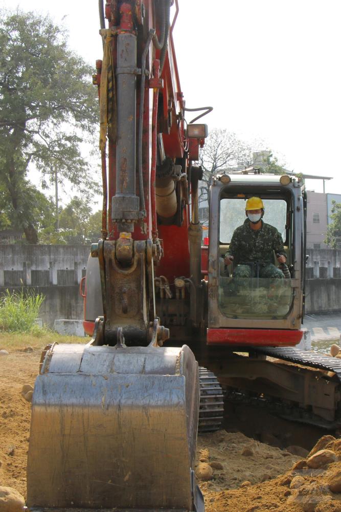 陸軍52工兵群與中華民國技能發展協會合作開設「重機械操作－挖掘機證照班」，提升官兵專業職能。（陸軍第十軍團提供）