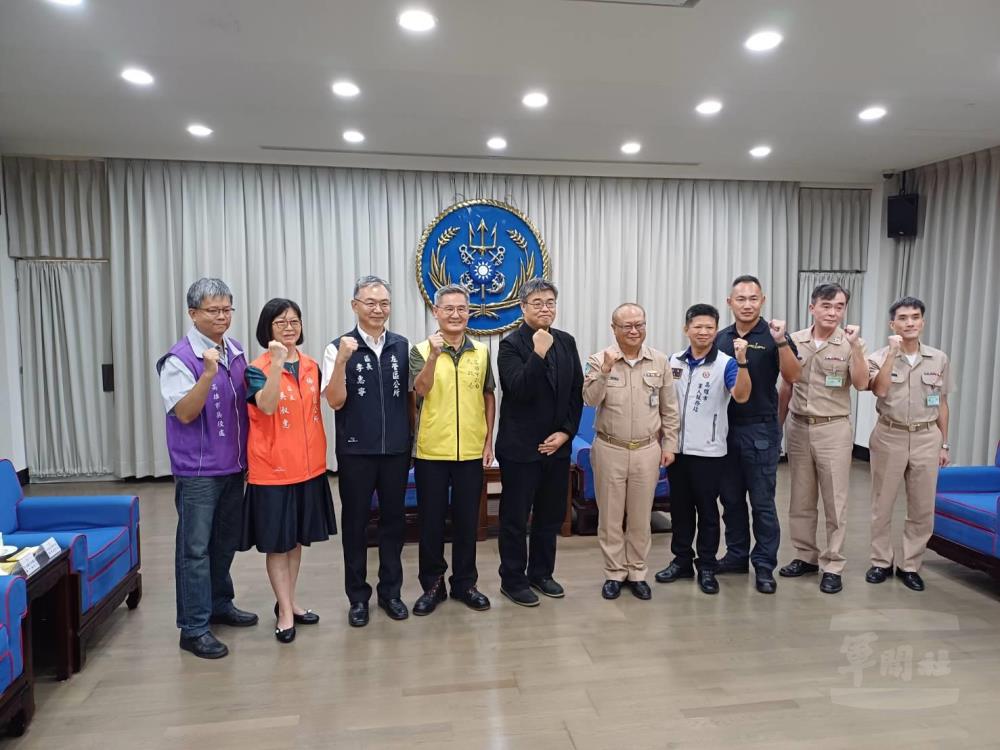 高雄市政府前往海軍艦隊指揮部敬軍慰問。（高雄市軍人服務站提供）