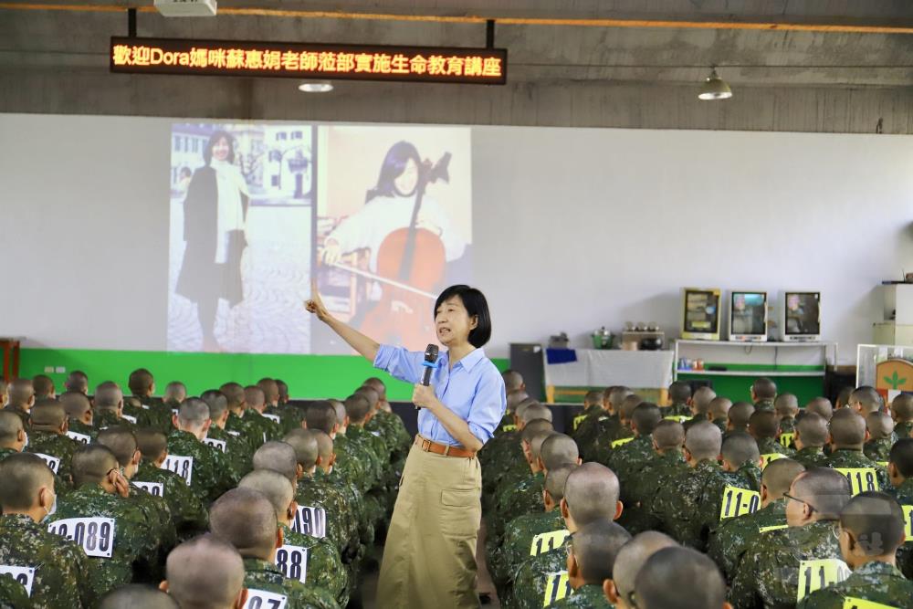 陸軍步兵第203旅日前辦理心輔專題講座，特別邀請「Dora媽咪」講演。（第四作戰區提供）