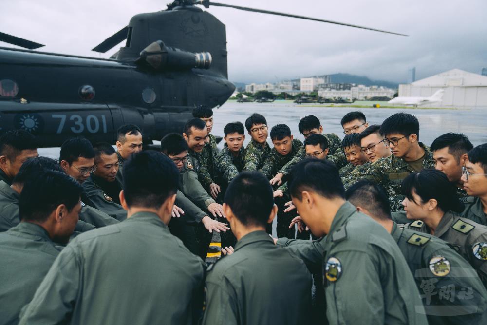 國旗機隊全體人員振奮士氣，為彼此加油。（軍聞社記者文仁攝）