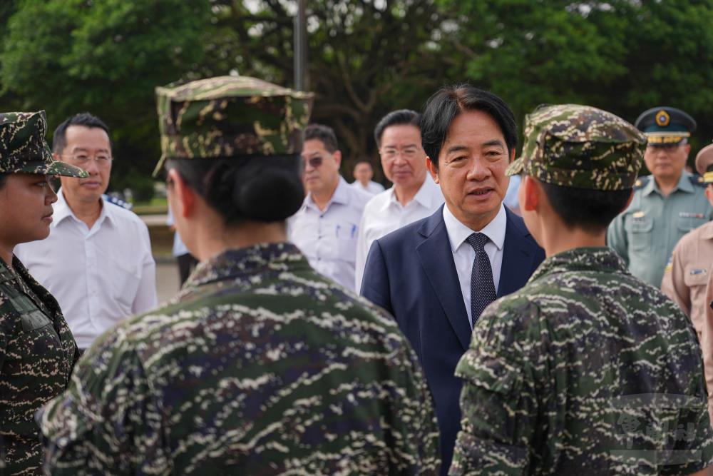 賴總統肯定海軍海鋒機動中隊官兵的表現。（軍聞社記者陳軍均攝）