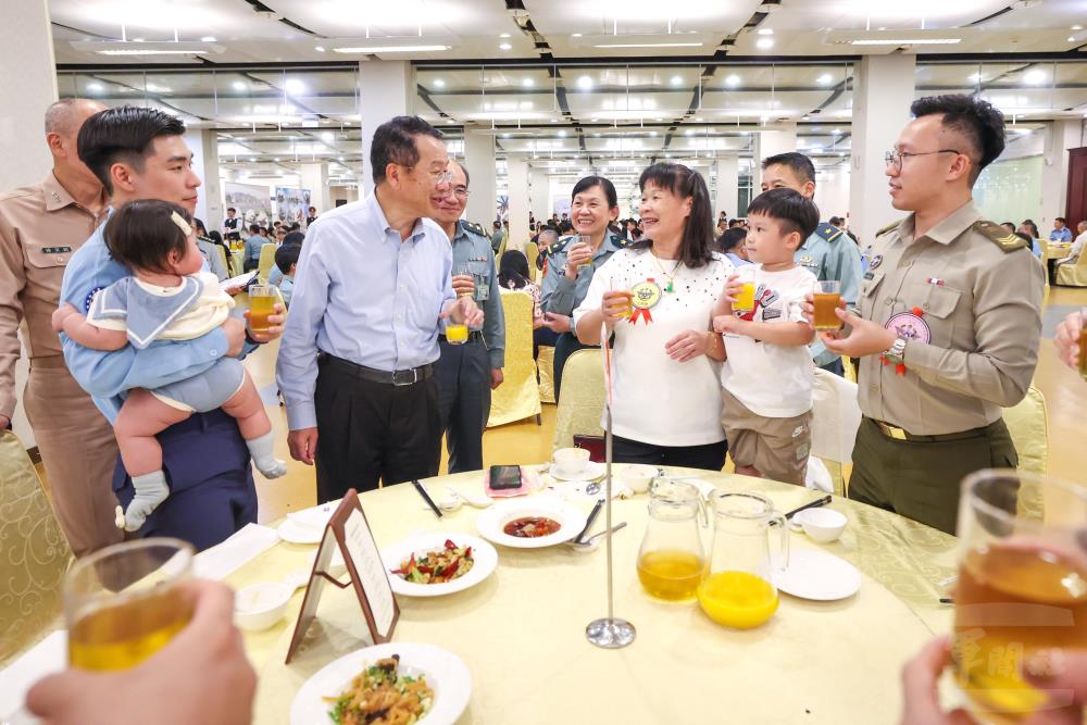 顧部長親切慰問官兵及眷屬。（軍聞社記者周昇煒攝）