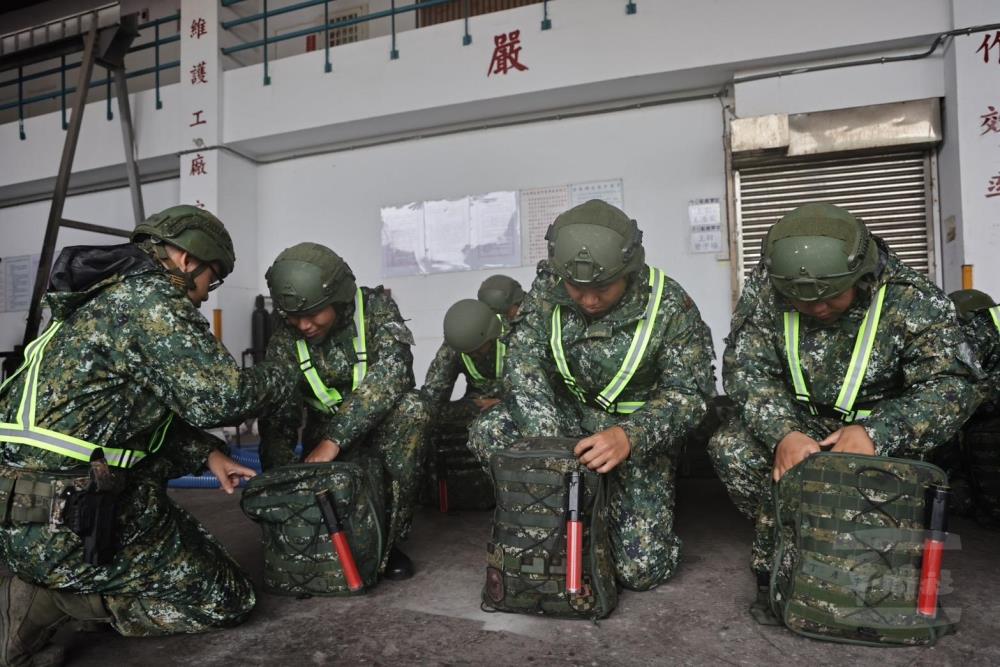 裝騎營官兵實施個人裝備檢整，待命執行救援任務。（青年日報記者謝承宏攝）