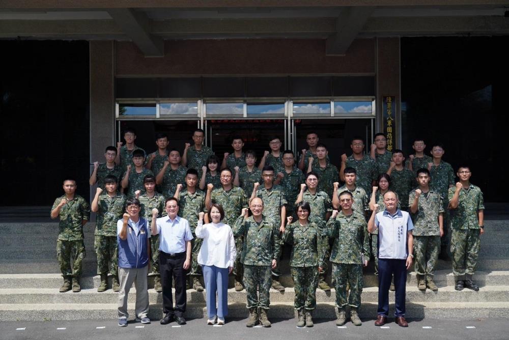 屏東縣政府秋節敬軍慰問，感謝官兵協助災後復原。（屏東縣軍人服務站提供）