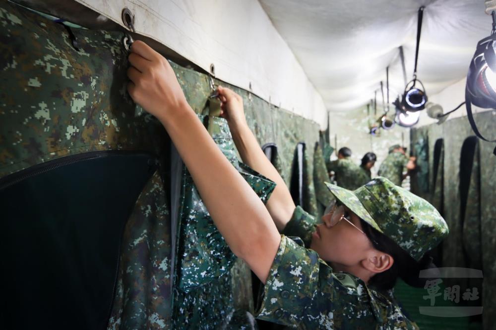 官兵架設「新式野戰移動式沐浴機」。（陸軍四支部提供）