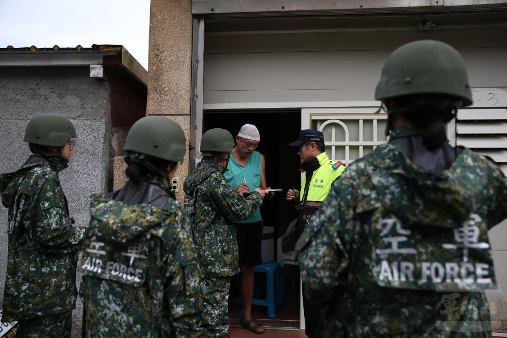 官兵協助填寫勸導單。（軍聞社記者呂尚俞攝）