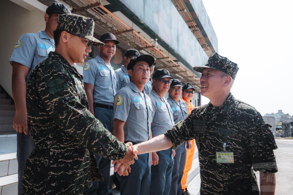 梅總長視導小坵嶼駐軍，逐一與官兵握手，感謝他們守護國土。（軍聞社記者陳彥樺攝）