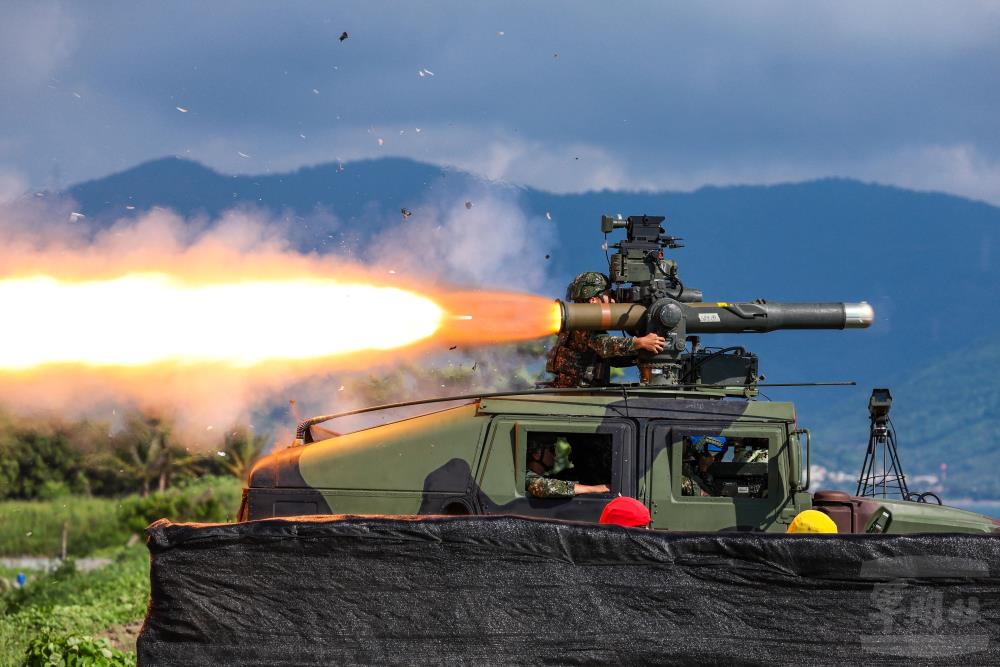 國軍部隊在屏東枋山靶場執行「天馬操演」實彈射擊任務。（軍聞社記者周昇煒攝）