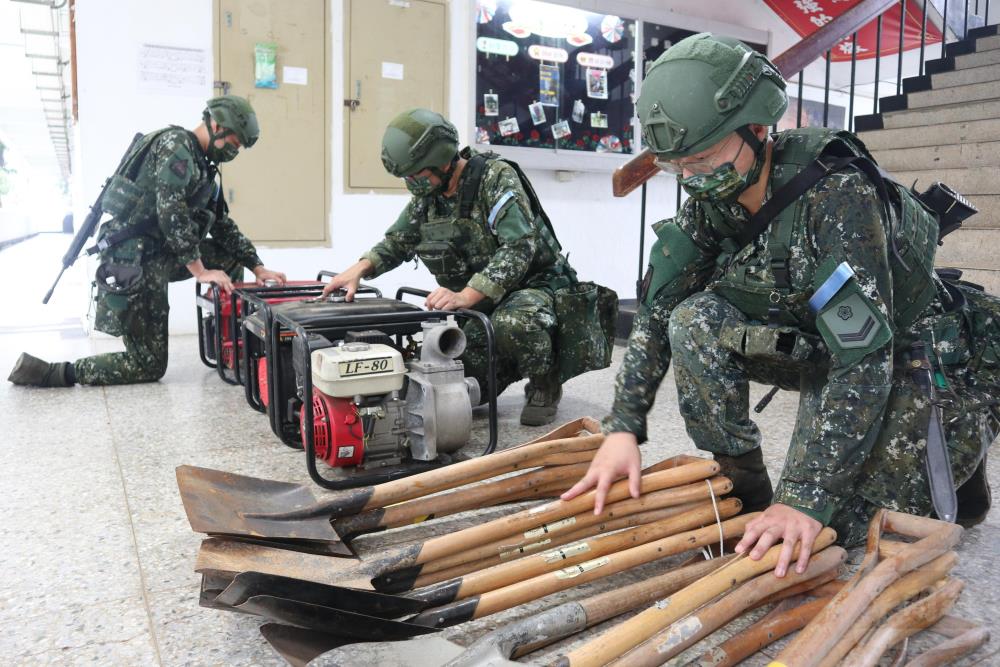 裝甲586旅官兵進行災防整備。（第五作戰區提供）