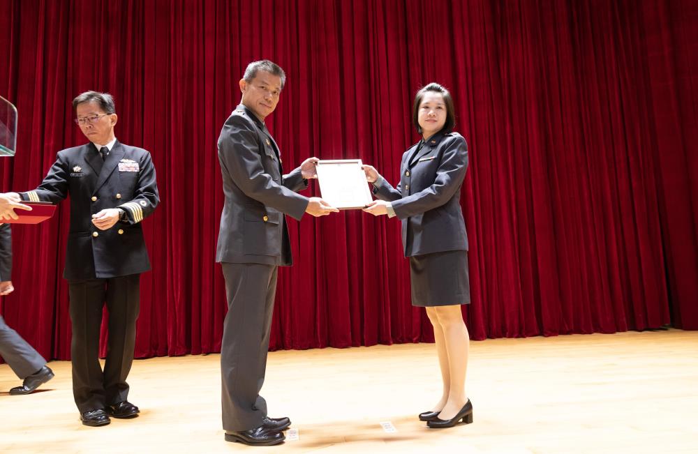 章總督察長4日頒獎表揚監察有功人員。（軍聞社記者吳柏融攝）