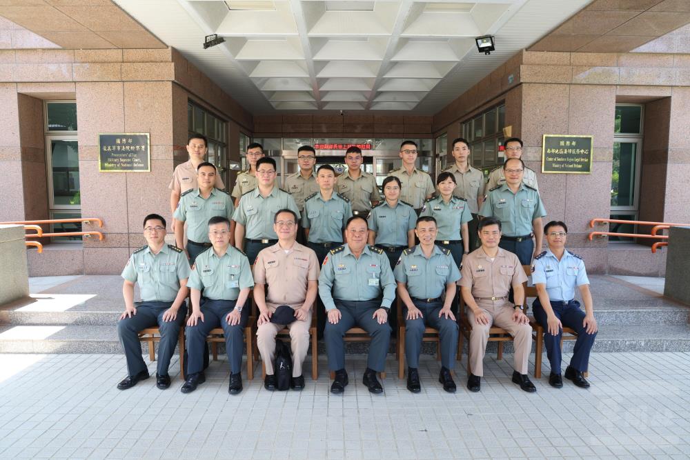 國防部副部長徐衍璞上將慰問南部地區法律服務中心官兵。（軍聞社記者蔡枋澐攝）