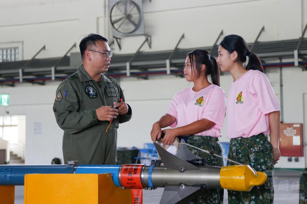 各型主戰直升機的機載武器簡介。（軍聞社記者卓以立攝）