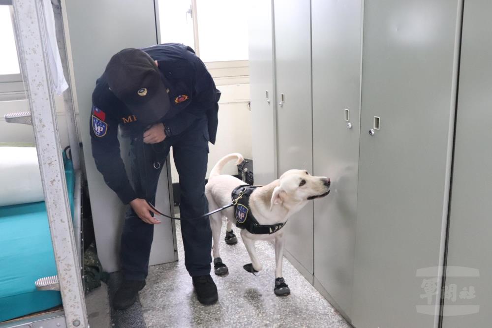 六軍團重防營緝毒犬查察　確保部隊安全