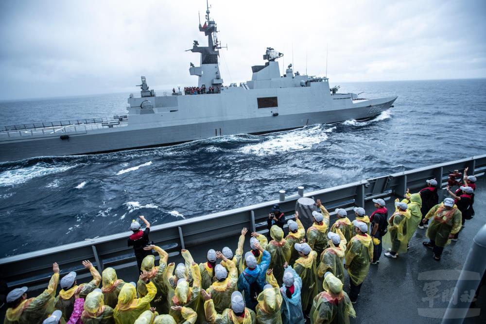 學員對著受補艦揮手道別，為活動留下美好的回憶。（軍聞社記者王茗生攝）