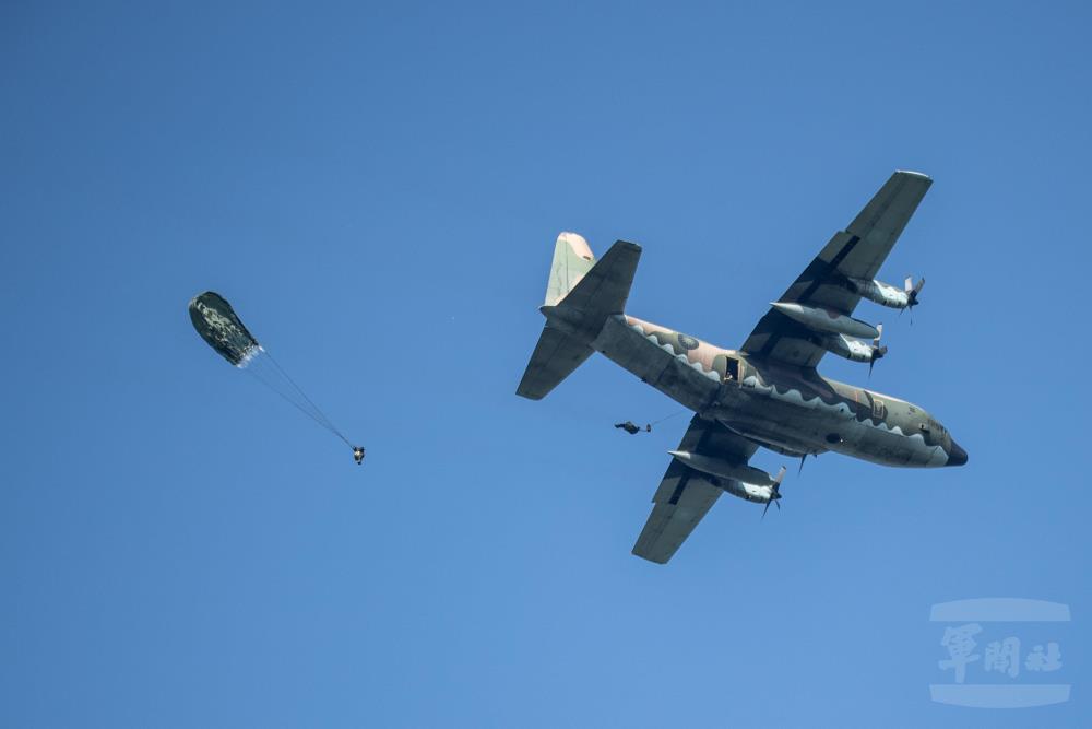 陸軍空訓中心「特種地形跳傘訓練班」17日實施複雜地形跳傘。（軍聞社記者王茗生攝）