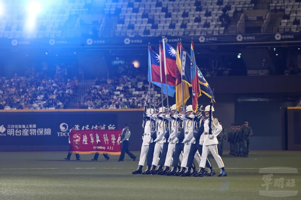 三軍聯合旗隊則以昂首挺拔的步伐入場，呈現國軍壯盛軍容。（青年日報提供）