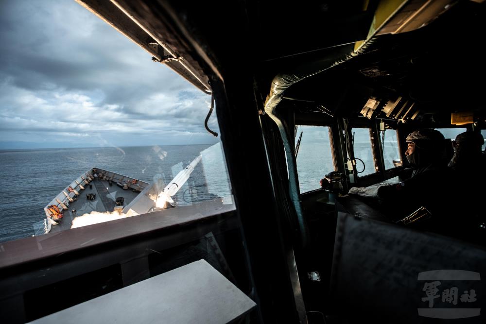 海軍成功級班超軍艦實施「標準一型飛彈」實彈射擊。（軍聞社記者王茗生攝）