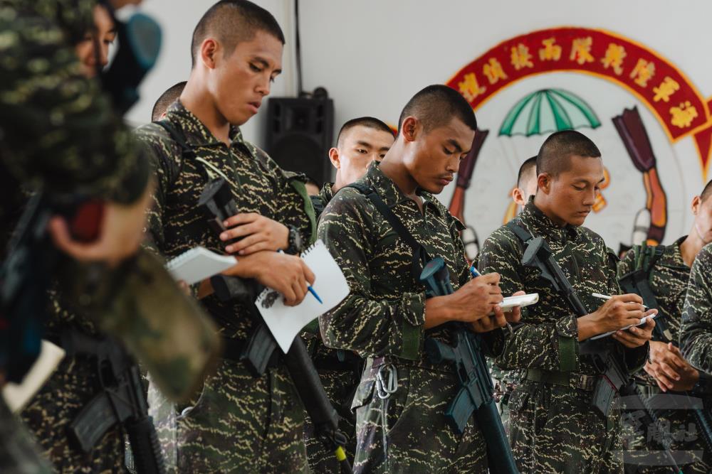 教官與學員進行兵棋推演。（軍聞社記者呂尚俞攝）