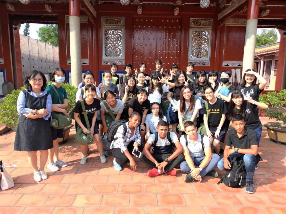 顧老師帶領學生們校外教學參訪臺南孔廟，巧遇台南女中高三生。（陸軍司令部提供）