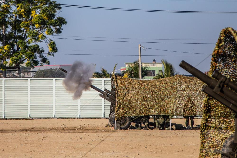陸軍58砲指部砲2營「基地營教練」105榴砲實彈射擊訓練。（軍聞社記者卓以立攝）