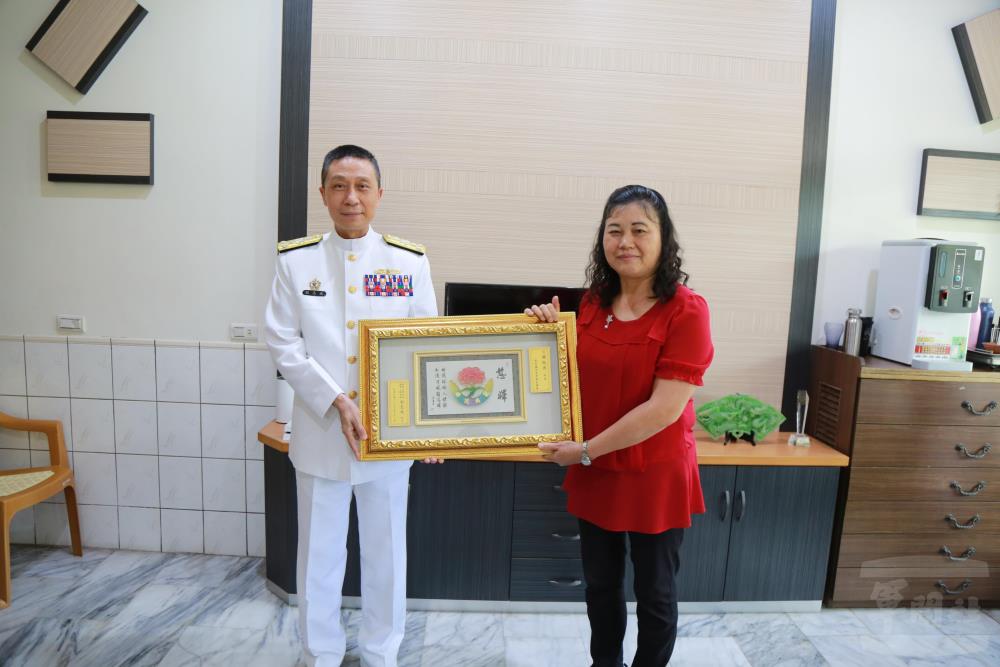 劉校長表揚榮獲該校模範母親的賴秋燕女士。（國防大學提供）