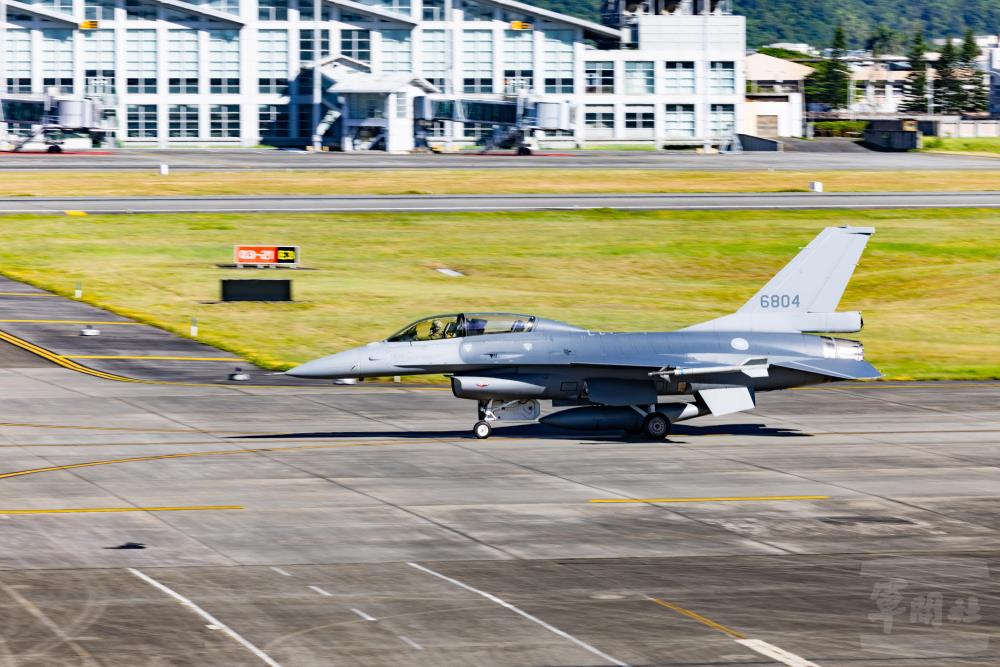 F-16V戰機滑行。（軍聞社記者黃劭恩攝）