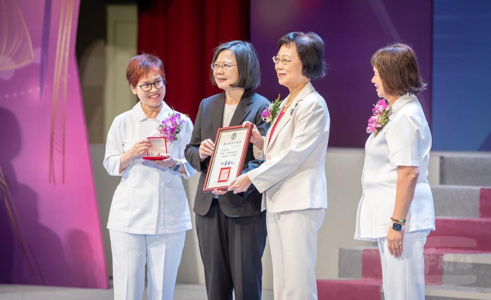 蔡總統頒獎表揚獲得「台灣護理典範獎」的國防醫學院榮譽校友尹祚芊。（總統府提供）