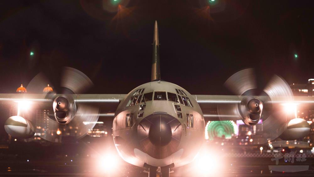 空軍派遣C-130運輸機協助軍民返鄉。（青年日報記者李德威攝）