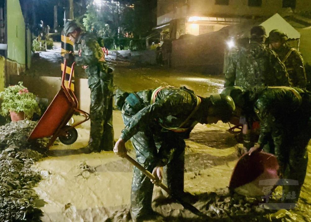 官兵協助太麻里鄉積淤土石清除任務。（第二作戰區提供）