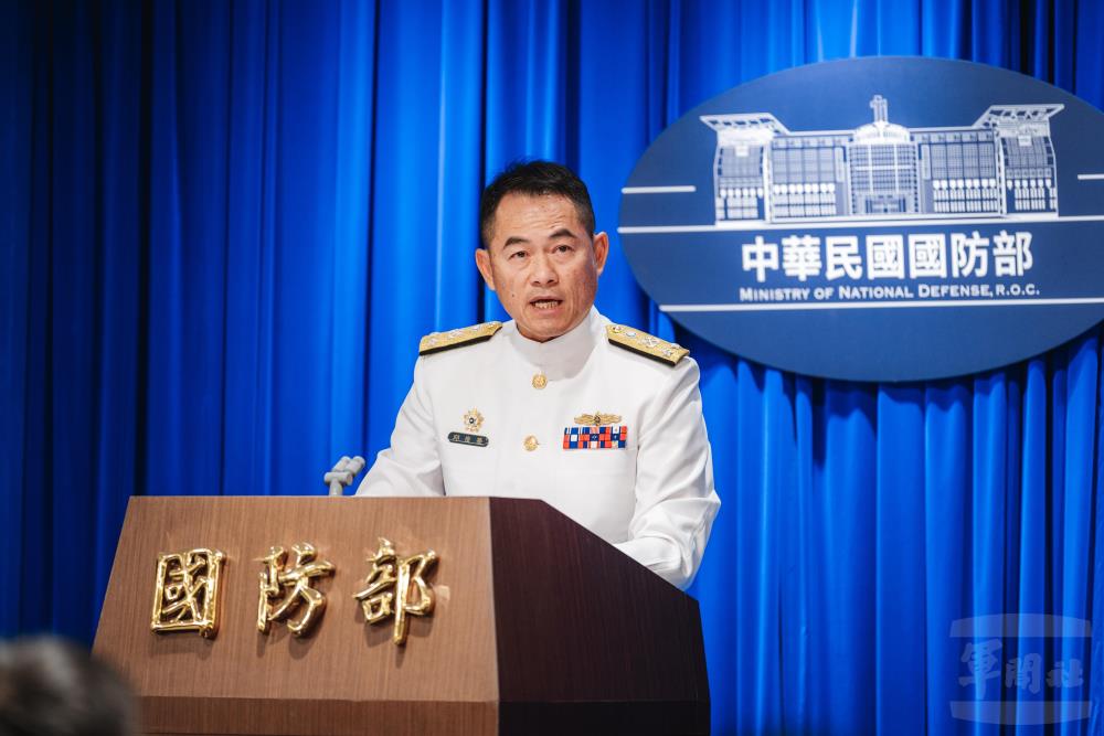 邱參謀長說明「海鯤軍艦」測試進度。（軍聞社記者陳彥樺攝）