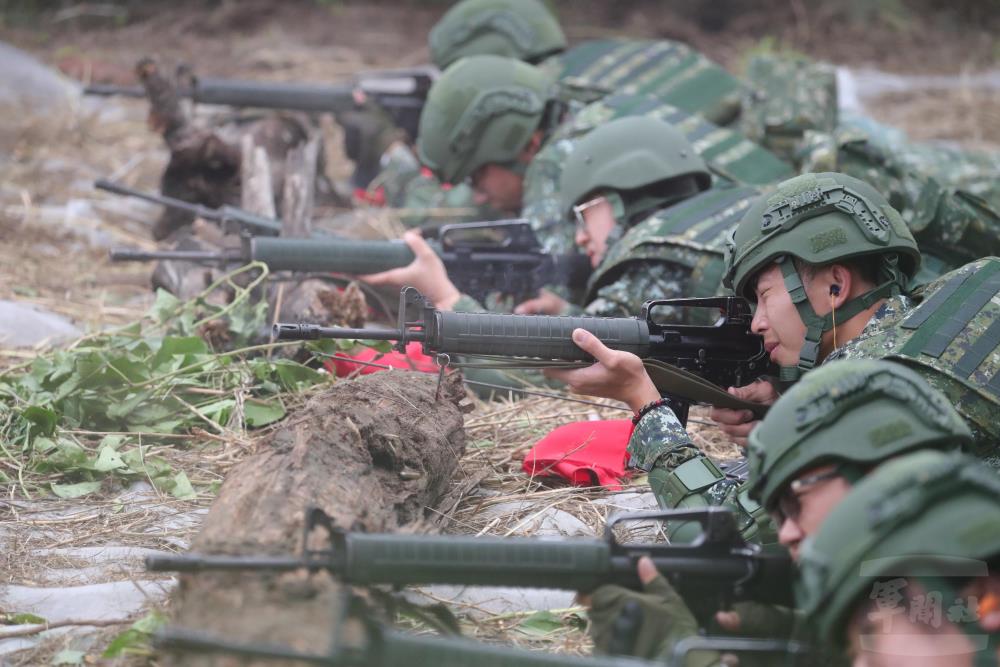 國軍第4作戰區在南部地區進行「野戰訓場射擊」訓練。（青年日報記者孫建屏攝）