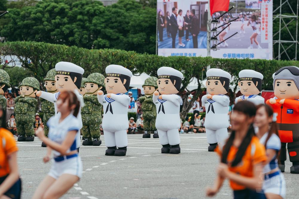 國軍人形氣偶與中職啦啦隊等單位共同演出。（軍聞社記者陳軍均攝）