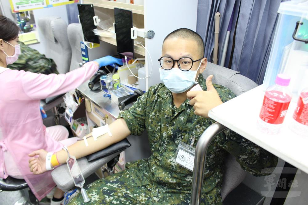 步兵第101旅挽袖捐血　展現愛民精神