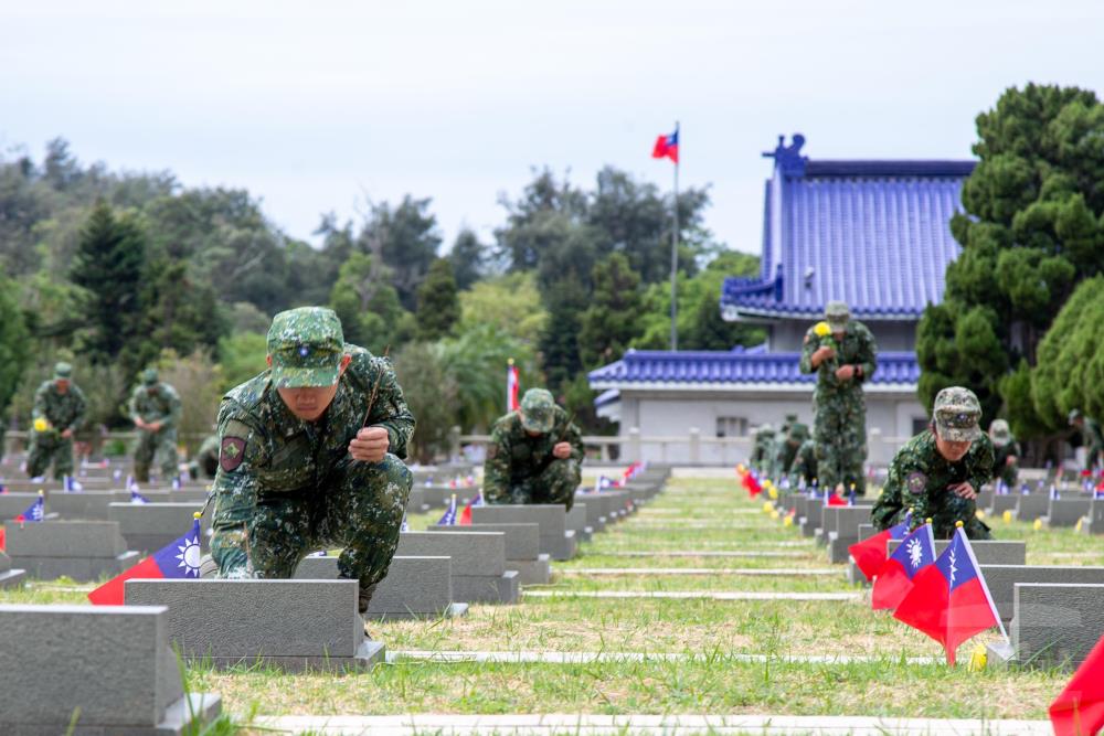 官兵上香、獻花，追悼「古寧頭戰役」英靈。（軍聞社記者莊家宏攝）