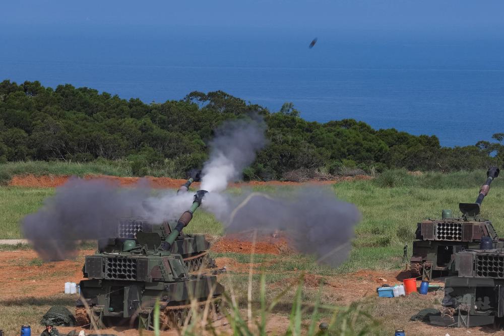 M109A2自走砲依命令進行射擊。（軍聞社記者黃劭恩攝）