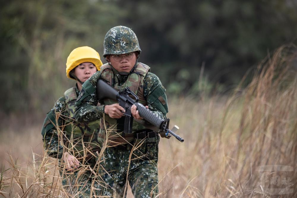 陸軍步兵第137旅26日實施「野戰訓場射擊」訓練。（軍聞社記者王茗生攝）