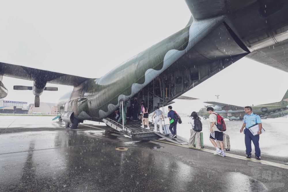 學生登上空軍C-130運輸機。（軍聞社記者周昇煒攝）