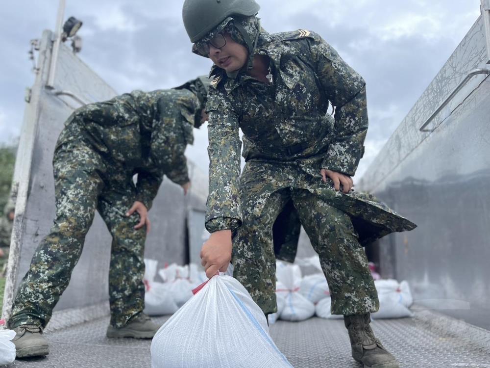 第三作戰區派遣官兵至南澳地區實施沙包裝填作業。（第三作戰區提供）