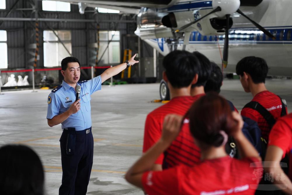 官兵介紹飛機性能。（軍聞社記者呂尚俞攝）