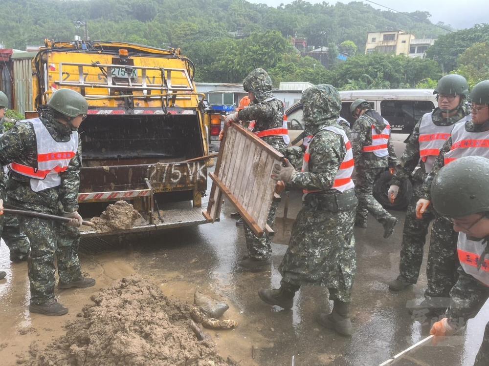 第三作戰區官兵協力瑞芳地區道路大型廢棄物清理。（第三作戰區提供）