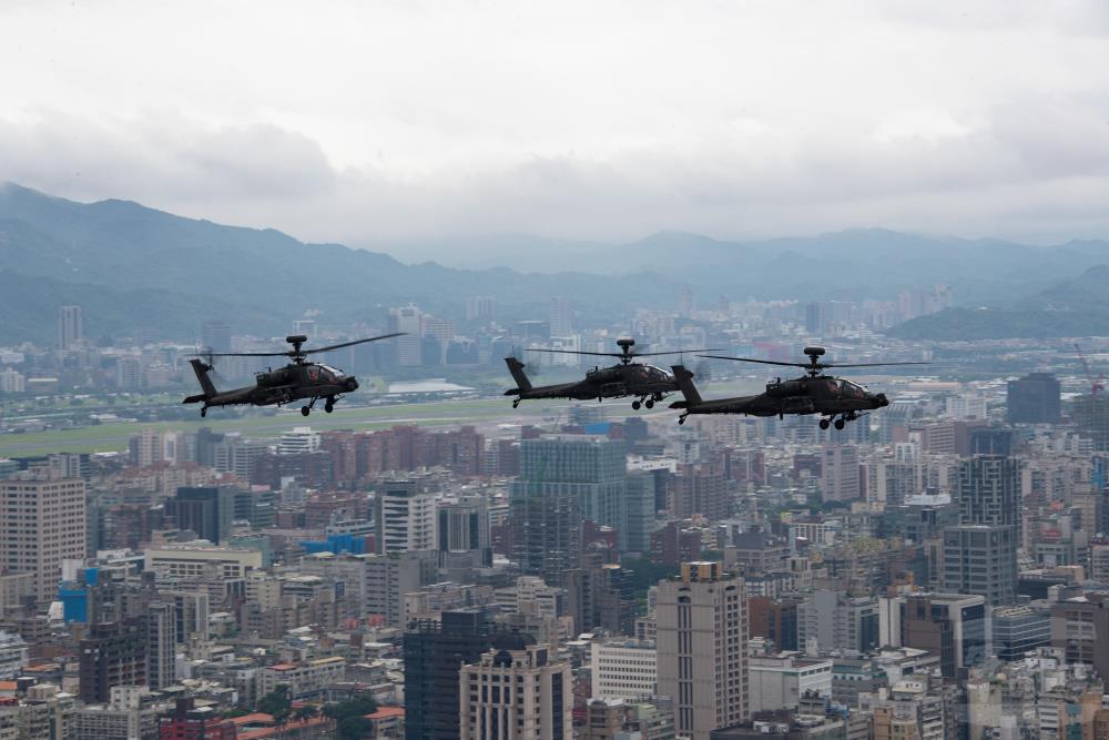 AH-64E阿帕契直升機編隊飛越臺北市上空。（軍聞社記者林澤廷攝）