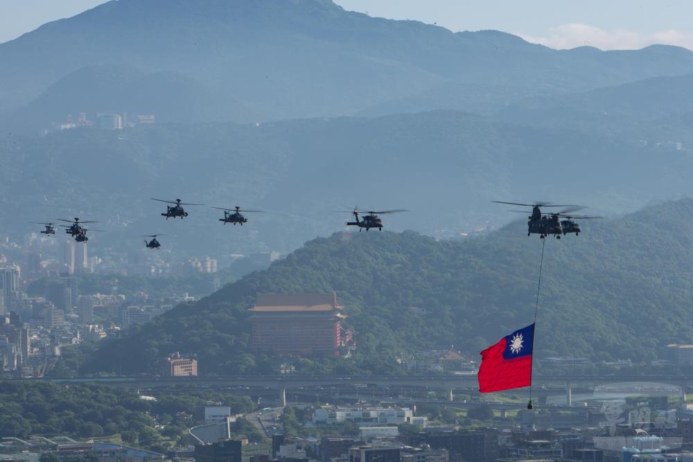 直升機隊通過臺北市上空。（軍聞社記者呂尚俞攝）