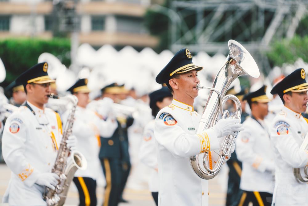 三軍樂隊配合儀隊演奏多項曲目，炒熱現場氣氛。（軍聞社記者文仁攝）