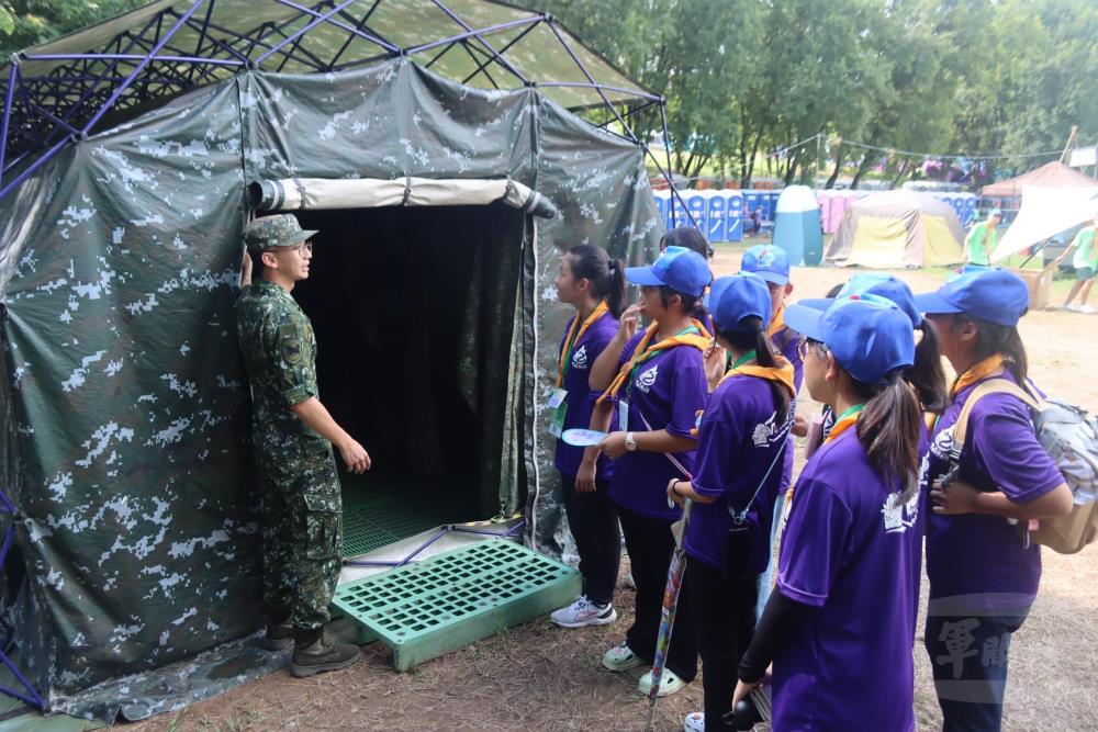 官兵為參加學童介紹國軍裝備及單位任務。（陸軍四支部提供）