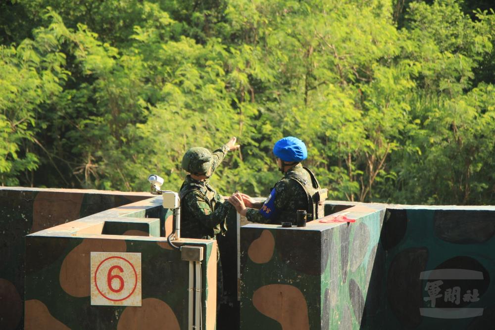 幹部引導役男投擲手榴彈。（陸軍101旅提供）