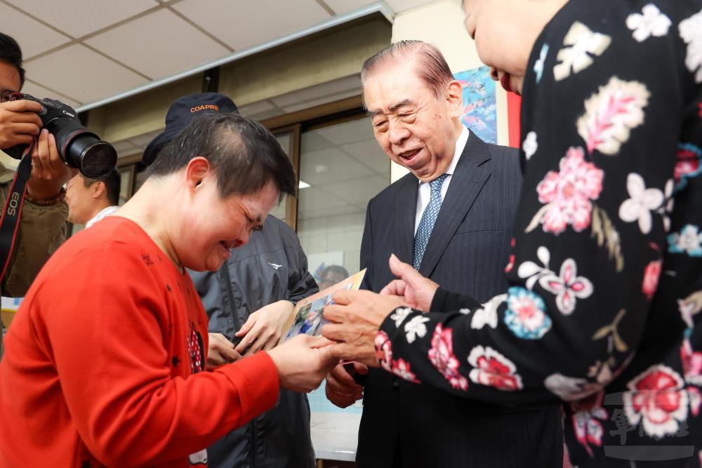 李棟樑慰問景仁教養院　散播正能量