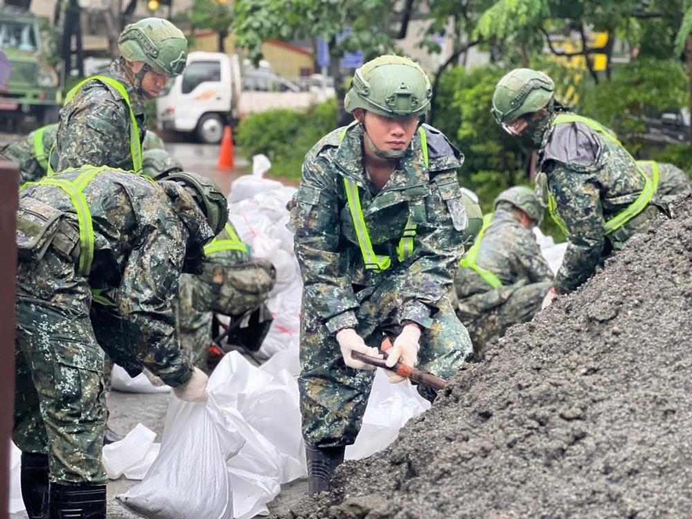 臺南市安南區後備軍人輔導中心幹部協助39化學兵群官兵完成沙包裝填，協力區公所災防整備。（第四作戰區提供）